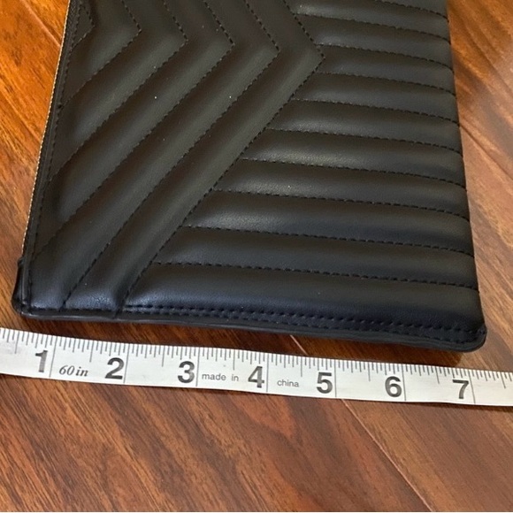 Elegant Black Quilted foam Clutch like new  9”x7” - Picture 5 of 9